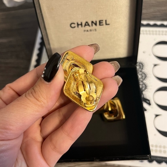 CHANEL Vintage Gold CC Logo Dangle Clip On Earrings - Picture 8 of 10